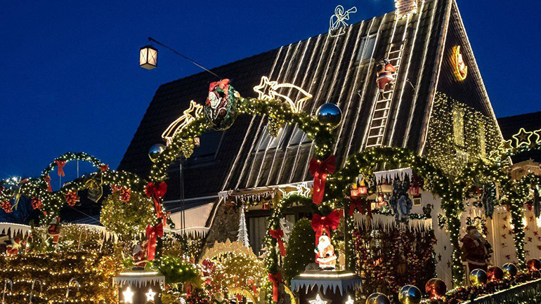 Γερμανία: Ζευγάρι στόλισε το σπίτι του με 60.000 χριστουγεννιάτικα λαμπιόνια και έλαβε απειλητική επιστολή